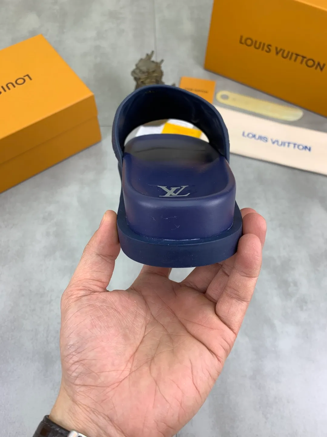 Men's shoes 💰P300💰【New style】🆘 Original quality 【LOUIS VUITTON】The popular Louis Vuitton LV men's slippers on the official website are on sale simultaneously! Original fabric imported from Italy, original factory special supply, code number: 38-44 (45 customized), many colors available